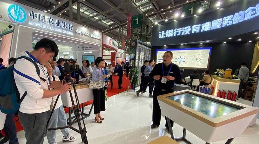 厲害了！兆日科技金融展位受多家媒體高度關(guān)注！